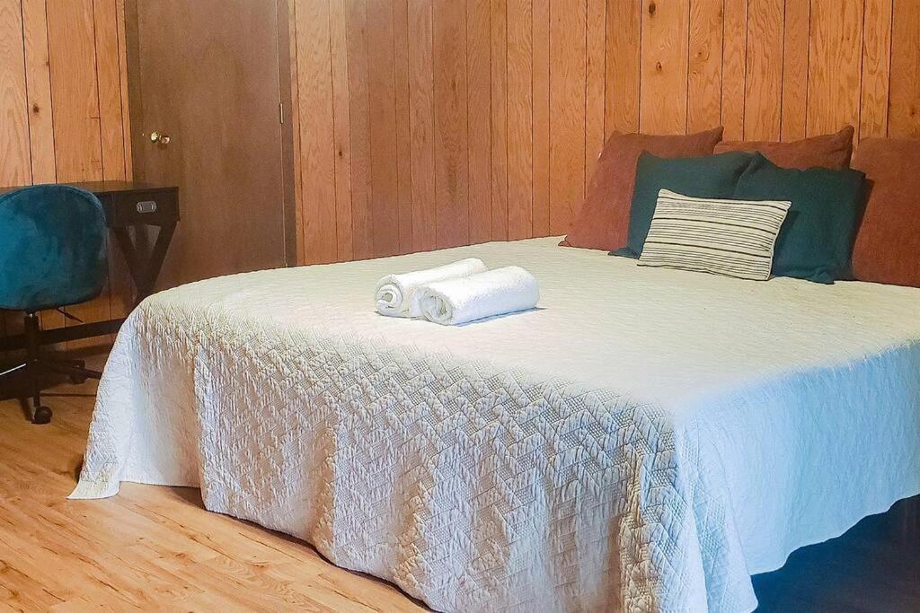 Fall Getaway Resort-3 King Suites, Dog-Friendly Seeley Екстериор снимка